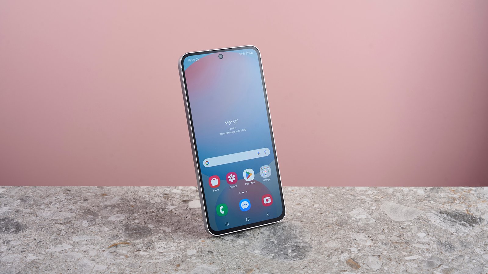 Samsung Galaxy S24 Fe متوازنة في مقدمة قائمة الشاشة الرئيسية
