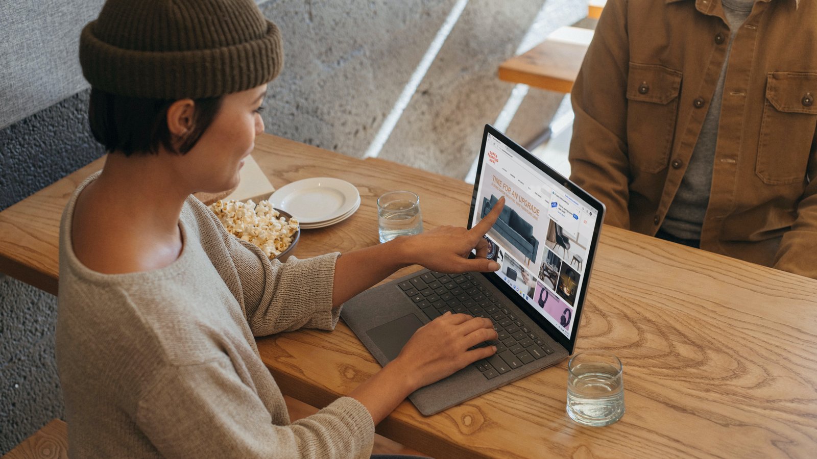 امرأة تستخدم جهاز كمبيوتر يعمل بنظام Windows مع Microsoft Edge